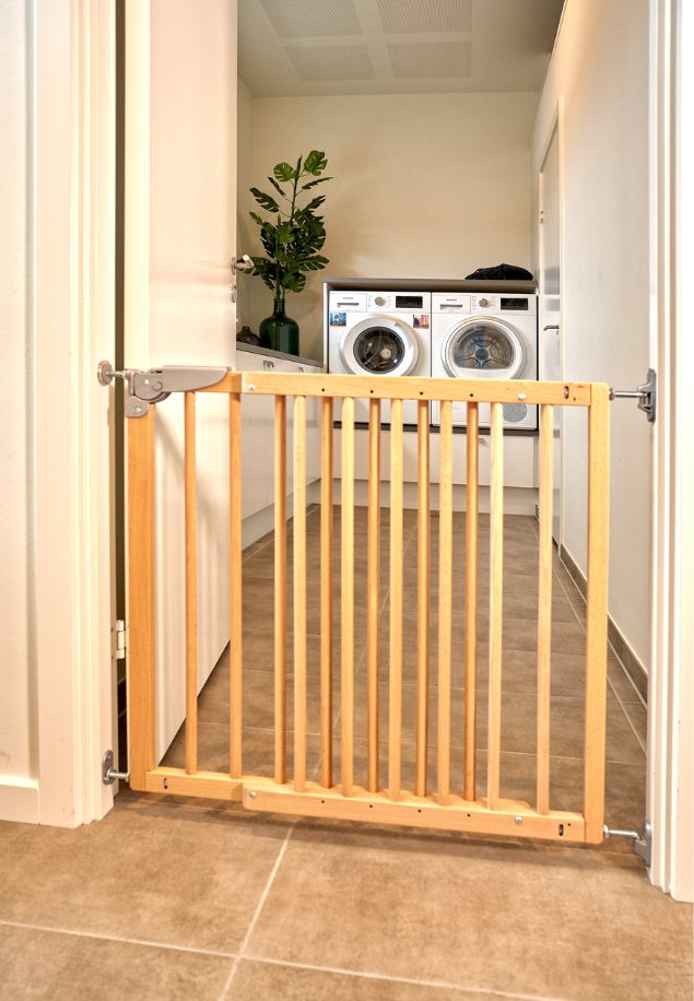 Sigurnosna ograda za djecu PIA, od drva, montirana na vrata.