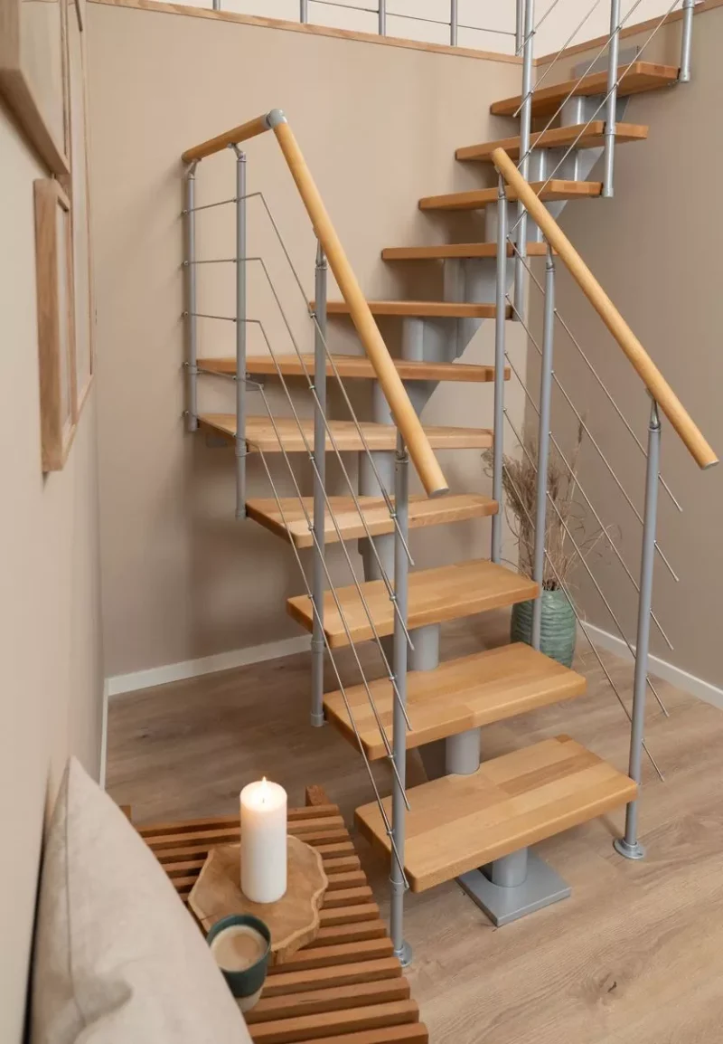 Stepenice modela FRANKFURT s drvenim gazištima od bukve, ulje, četvrtasti okret i konstrukcija u boji bisernog sivog stila.