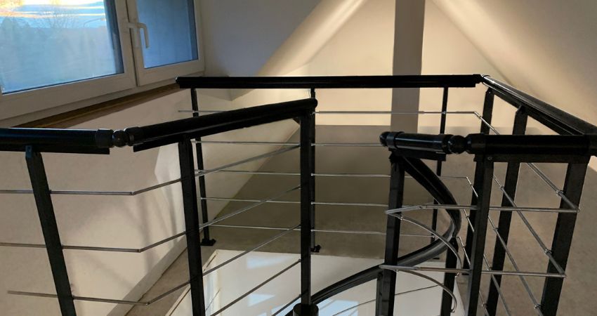 PROVA sustav ograda – modularna sigurnost s modernim izgledom unutarnja ograda PROVA s crnim rukohvatima i vodoravnim čeličnim šipkama oko otvora stubišta u potkrovlju