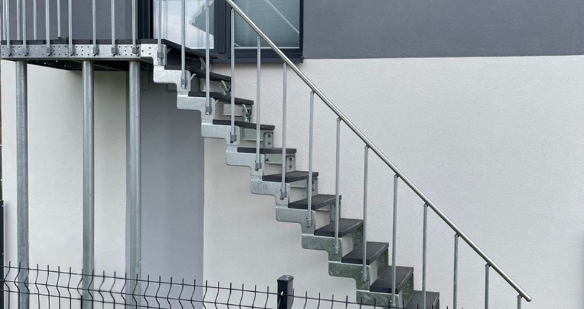 GARDENTOP s TRIMAX gazištima – trajno i sigurno stubište za vanjske prostore vanjsko stubište GARDENTOP s TRIMAX gazištima i pocinčanom čeličnom konstrukcijom uz pročelje kuće