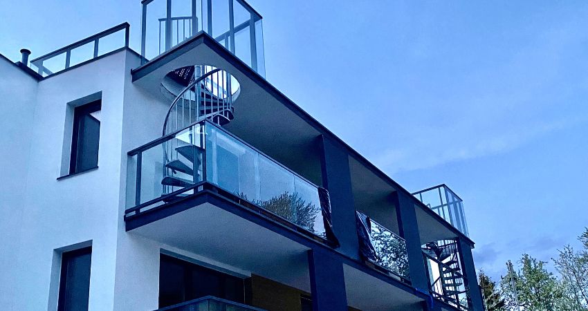 TORONTO spiralno stubište – elegantno rješenje za povezivanje više etaža izvana vanjsko spiralno stubište TORONTO između terasa suvremene višestambene zgrade sa staklenim ogradama