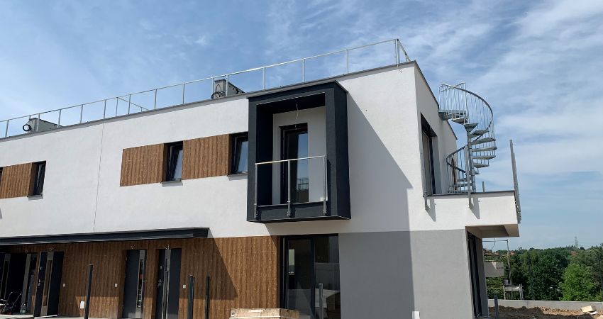 TORONTO vanjsko spiralno stubište – moderno rješenje za više razine spiralno metalno stubište TORONTO postavljeno na balkon suvremene zgrade s ravnim krovom