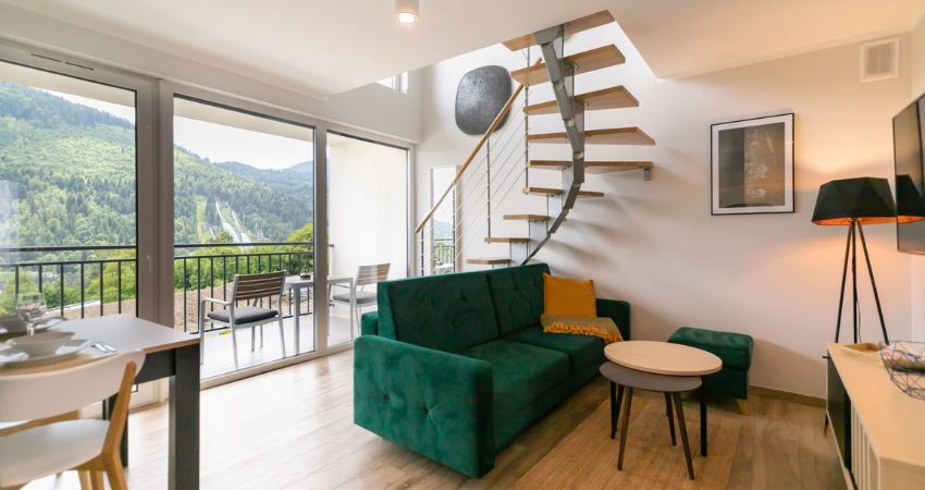 Spiralne stepenice u toplom interijeru – spoj funkcionalnosti i prirodne estetike spiralno stubište s drvenim gazištima u modernom dnevnom boravku s kaminom i velikim prozorima s pogledom na šumu