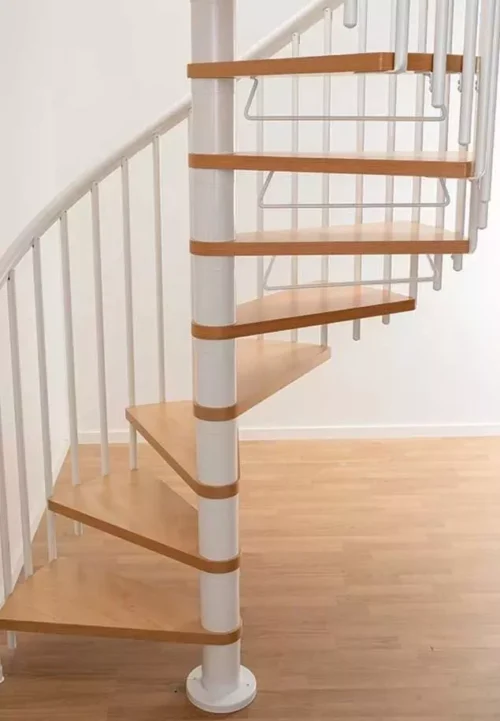 spiralno stubište s bijelom konstrukcijom i sigurnosnim prečkama između gazišta – elegantno i sigurno rješenje