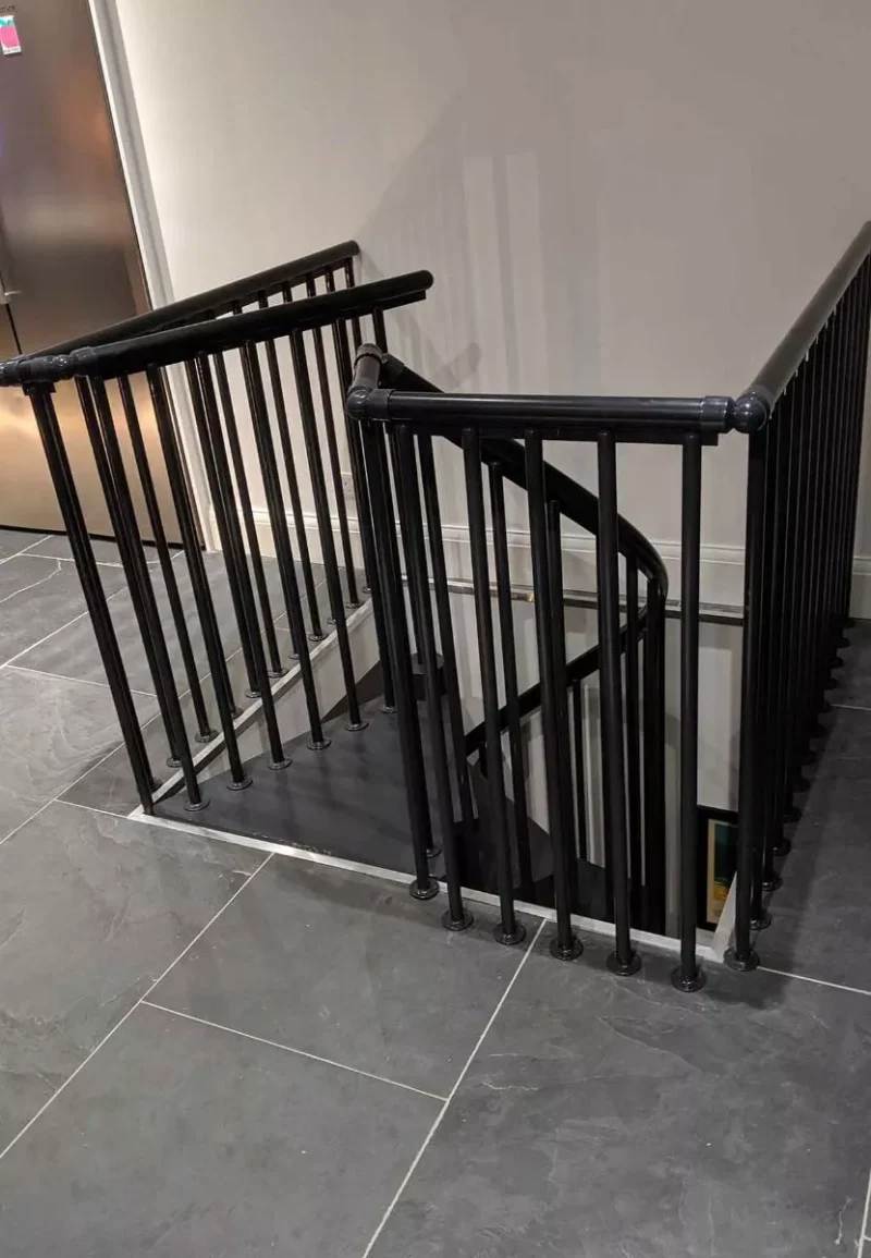 Kutni set za ogradu stubišta – CALGARY/MONTREAL CLASSIC, ANTRACIT kutni nastavak antracitne ograde spiralnog stubišta s crnim metalnim šipkama