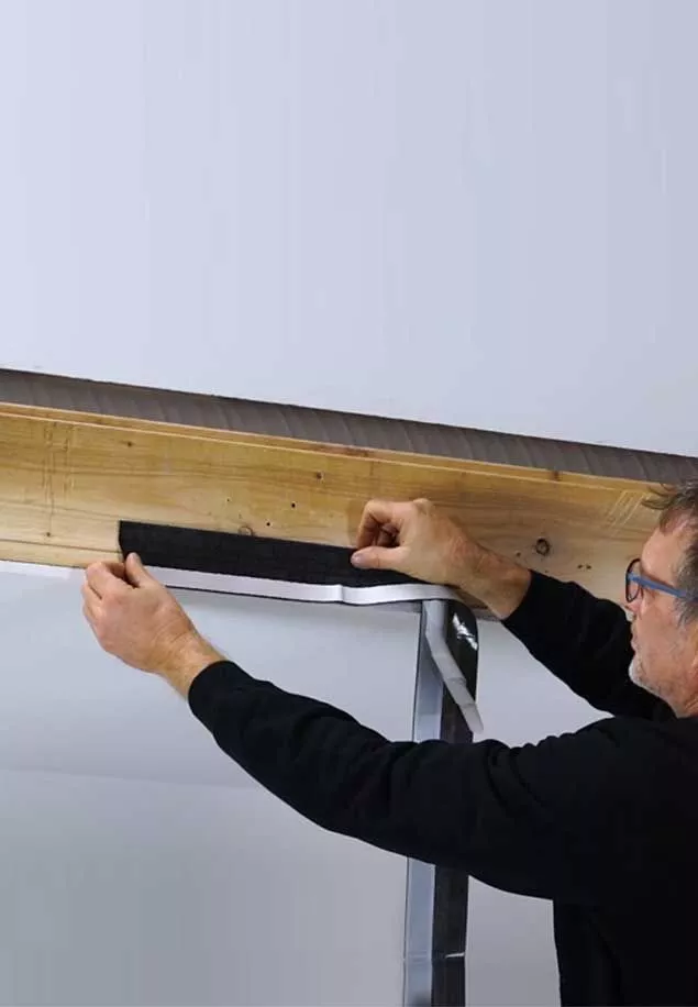 Instalacija DOLLE Vapor Barrier zaštite od vlage za potkrovne ljestve. Instalacija DOLLE Vapor Barrier zaštite od vlage za potkrovne ljestve, postavljanje na rub.