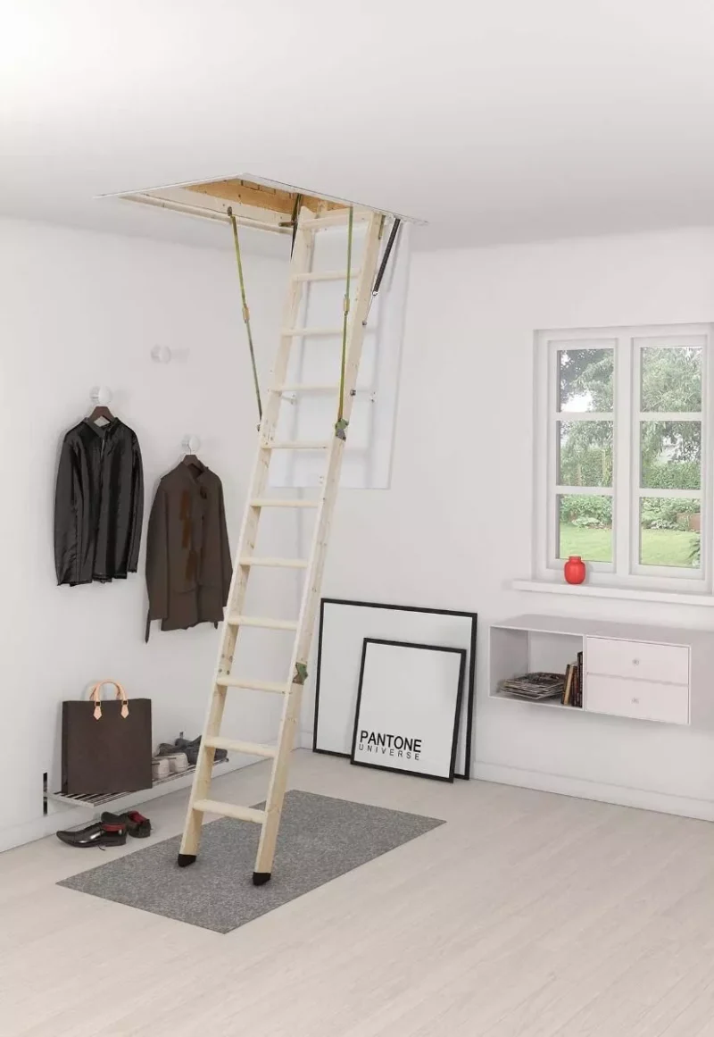 Potkrovne stepenice DOLLE ClickFIX® 36G u punoj funkciji s drvenim gazištima i mehanizmom za jednostavno otvaranje.