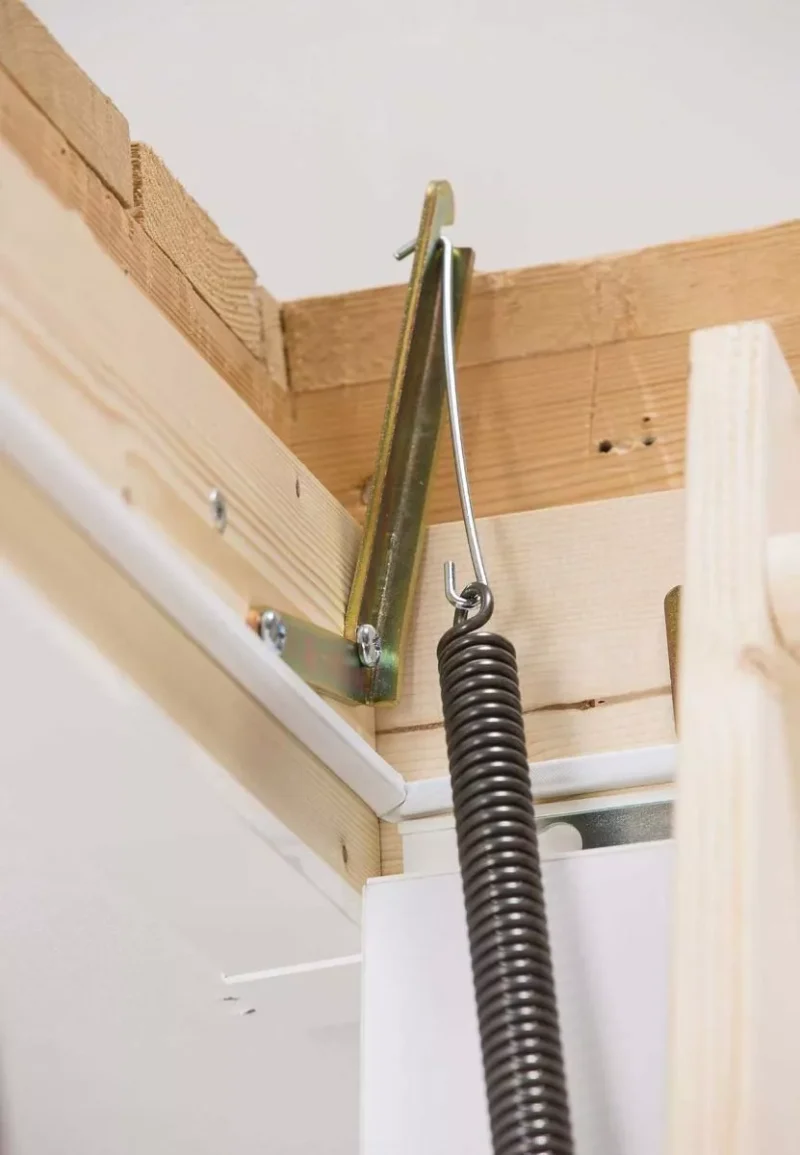 Potkrovne stepenice DOLLE ClickFIX® 36G, model 3, s drvenim gazištima i jednostavnim sustavom za otvaranje.