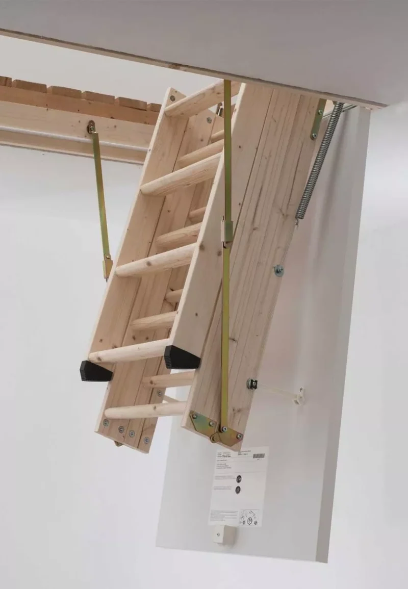 Potkrovne stepenice DOLLE ClickFIX® 36G, model 4, s drvenim gazištima i jednostavnim mehanizmom za otvaranje.