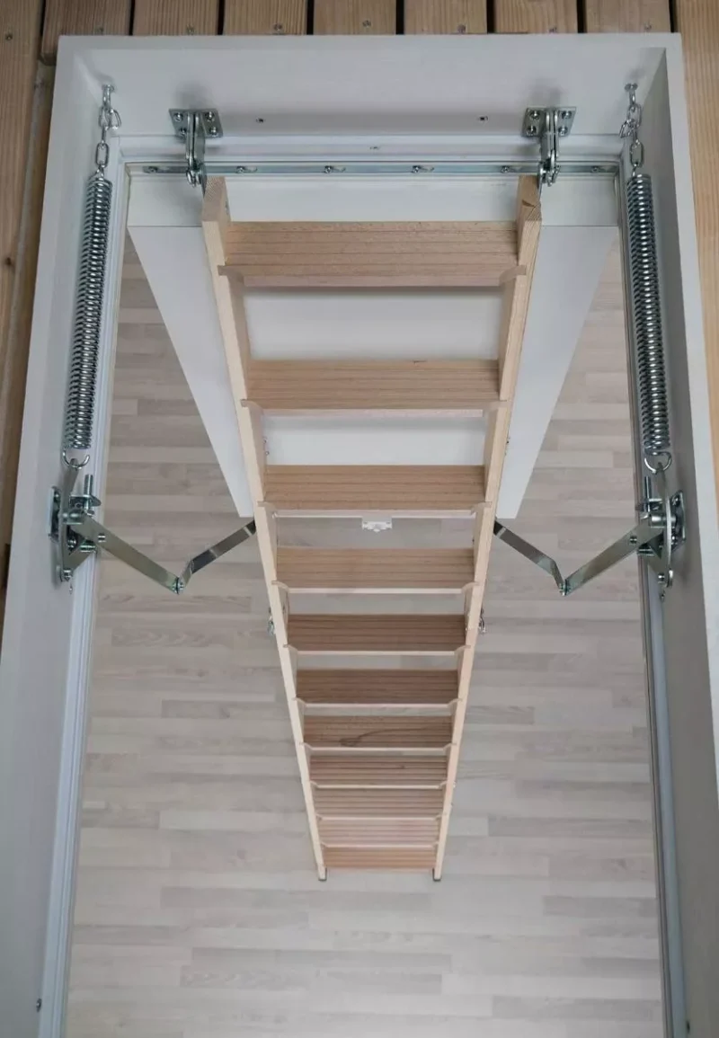 Potkrovne stepenice DOLLE ClickFIX® 76, model 1, s drvenim gazištima i mehanizmom za otvaranje. Potkrovne stepenice DOLLE ClickFIX® 76, model 1, s drvenim gazištima i mehanizmom za jednostavno otvaranje.