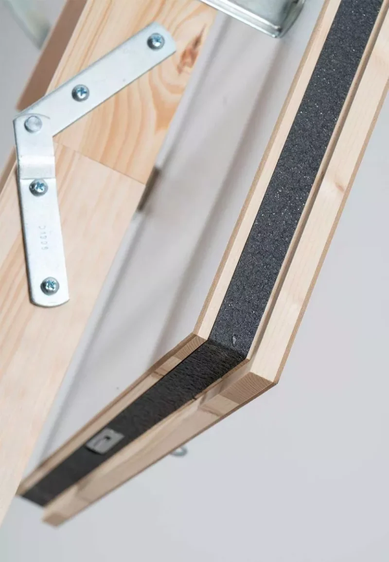 Potkrovni poklopac DOLLE REI 45, protupožarni, dizajniran za sigurnost i zaštitu.