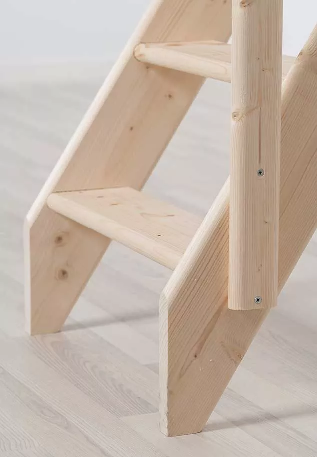 detalj donjeg dijela drvenih ljestvi s jasno vidljivim spojevima i teksturom svijetlog drva