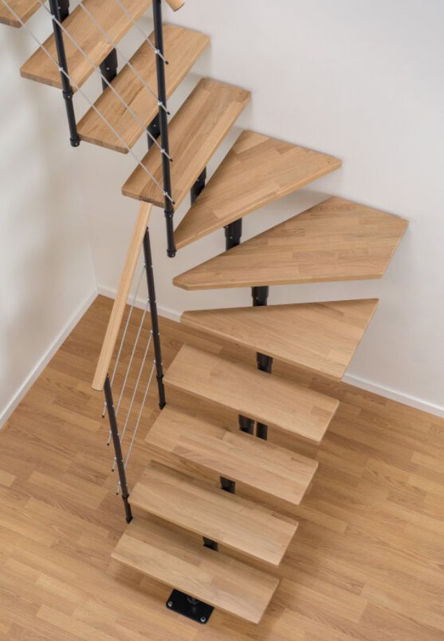 Spiralne stepenice BOSTON s drvenim gazištima spiralno modularno stepenište BOSTON s drvenim gazištima i crnom metalnom konstrukcijom