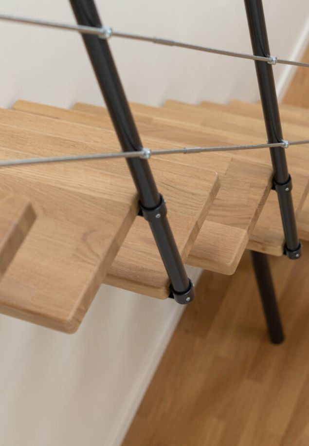 Detalj ograde i stepenica sustava BOSTON detal crne ograde i drvenih gazišta modularnog stepeništa BOSTON