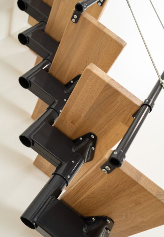 Donji pogled na konstrukciju stepeništa BOSTON crna metalna konstrukcija modularnog stepeništa BOSTON s drvenim gazištima