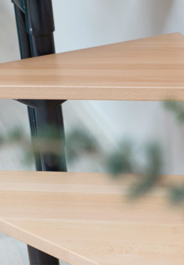 Detalj gazišta modularnog stepeništa BOSTON drvena gazišta stepenica BOSTON u svijetloj bukvi s crnom metalnom konstrukcijom