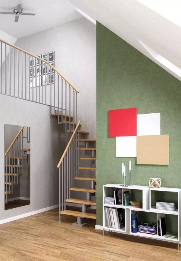 Modularne stepenice s poluokretom – idealne za potkrovlja i dvoetažne prostore modularne stepenice s poluokretnim tokom, bukovim gazištima i sivom konstrukcijom u modernom potkrovnom interijeru