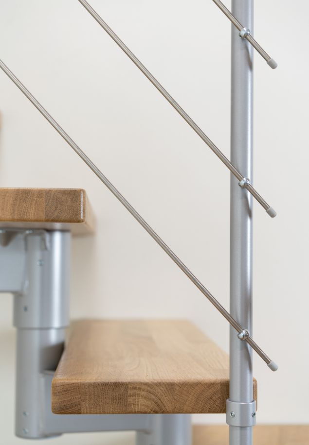 Detalj drvenih gazišta i ograde modularnih stepenica drvena gazišta i metalna ograda modularnih stepenica s vodoravnim šipkama