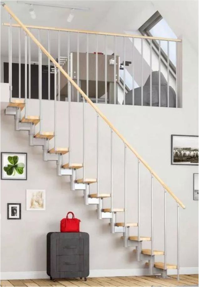 Modularne ravne stepenice – elegantno rješenje za potkrovni prostor ravne modularne stepenice s bukovim gazištima i sivom konstrukcijom u modernom interijeru s galerijom