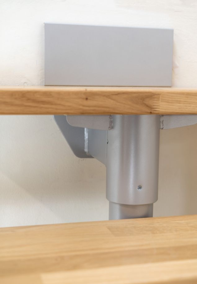 Spoj drvenog gazišta i konstrukcije modularnih stepenica uz zid detalj spoja drvenog gazišta modularnih stepenica s metalnom konstrukcijom i bočnim osloncem na zid