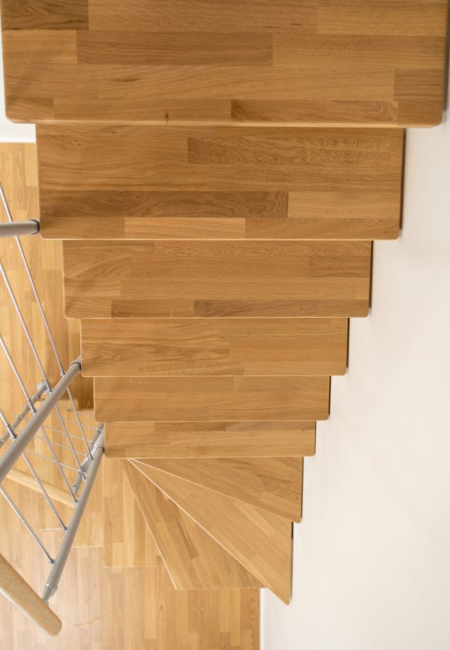 Modularne stepenice – kompaktan dizajn s rotacijskim tokom pogled odozgo na modularne drvene stepenice s rotacijskim donjim gazištima i metalnom ogradom