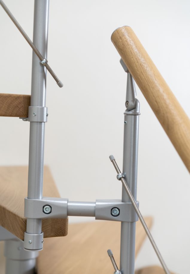 Spoj elemenata modularnih stepenica – drvo i metal u savršenom skladu spoj rukohvata, ograde i drvenih gazišta na modularnim stepenicama