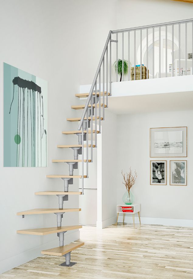 DALLAS – kompaktne kutne stepenice idealne za moderne galerije modularne stepenice DALLAS u L-obliku s bukovim gazištima i sivo obojanom konstrukcijom u svijetlom dnevnom boravku s galerijom
