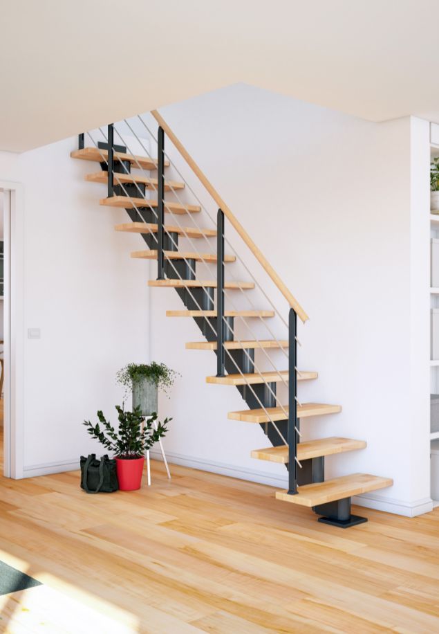 Stepenice modela HAMBURG s drvenim gazištima od bukve, crnim metalnim rukohvatima i modernim dizajnom u prostoru.