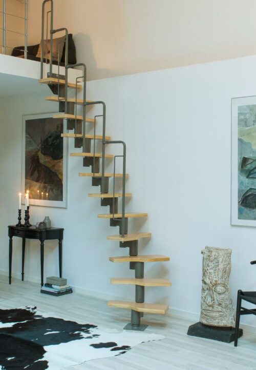 GRAZ – elegantno rješenje za male prostore s karakterom stepenice GRAZ s metalnom konstrukcijom u sivoj boji i gazištima od bukve u modernom interijeru s galerijom