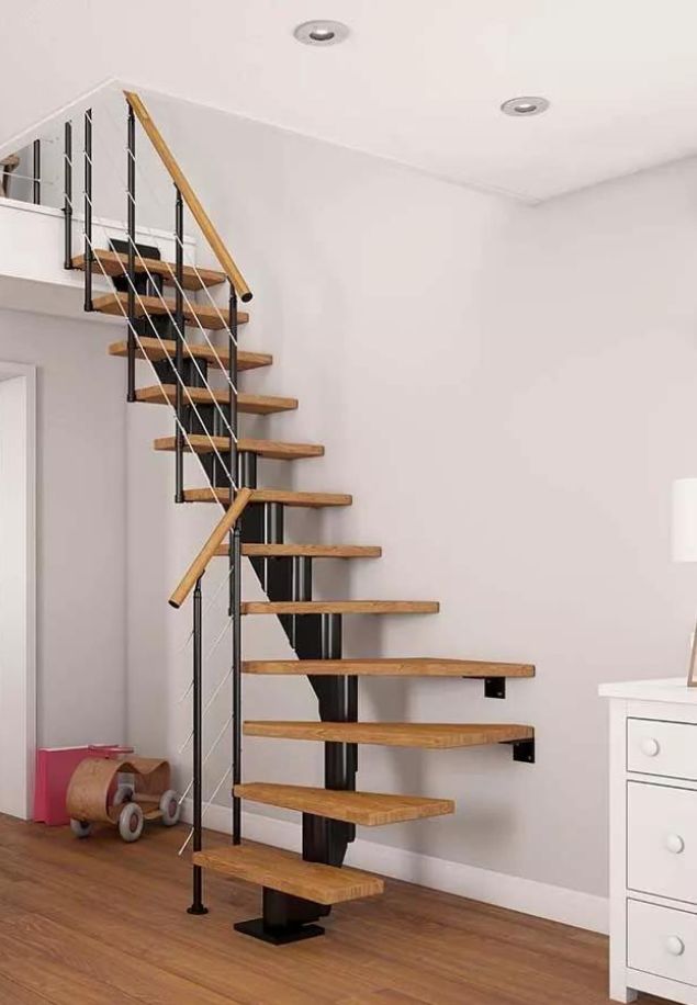 Stepenice modela Frankfurt sa drvenim stepenicama, crnim metalnim rukohvatom i vertikalnim stubovima.