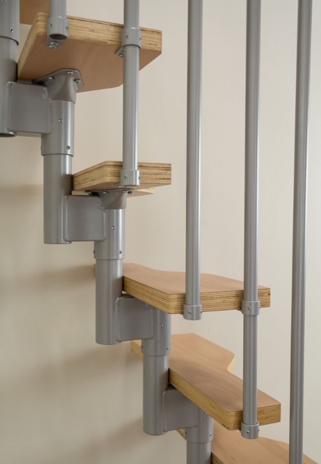 zakretni segment stepenica ATLANTA s drvenim gazištima i svijetlosivom konstrukcijom