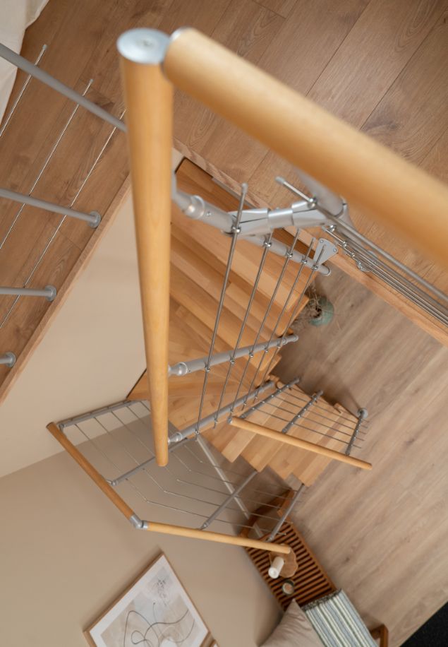 Pogled sa vrha stepenica modela Frankfurt sa drvenim rukohvatom i metalnim kablovima