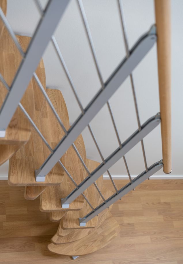 pogled odozgo na rotacijski donji segment modularnih stepenica s drvenim gazištima i metalnom ogradom