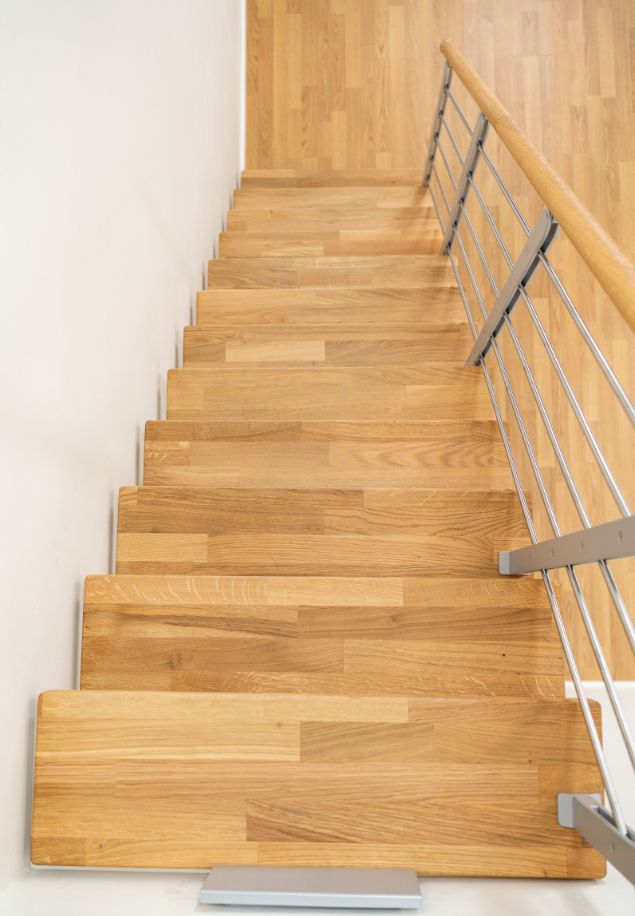 Pogled sa vrha stepenica modela Frankfurt, drveni stepenici sa metalnim rukohvatom