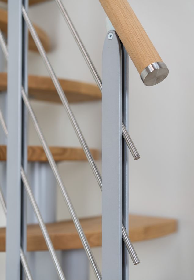 detalj rukohvata i ograde modularnih stepenica s drvom, čelikom i metalnom konstrukcijom