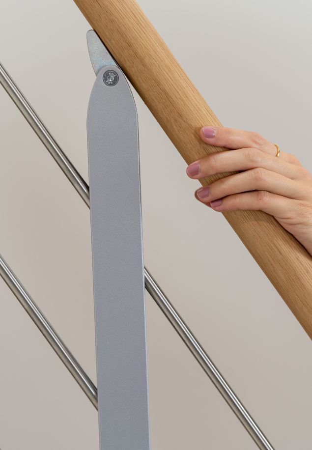 detalj drvenog rukohvata modularnih stepenica s metalnim držačem i rukom