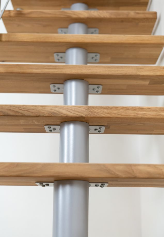 Detalj prikazuje povezanost stepenica od bukve s metalnom konstrukcijom na stepenicama modela Frankfurt