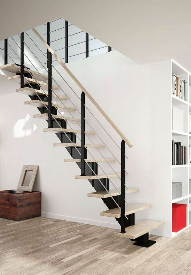 Stepenice modela HAMBURG s drvenim gazištima od bukve, crnim metalnim rukohvatima i modernim dizajnom.