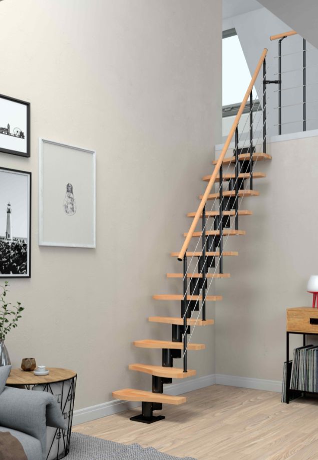 modularne stepenice BASEL s crnom konstrukcijom i drvenim gazištima u modernom dnevnom boravku
