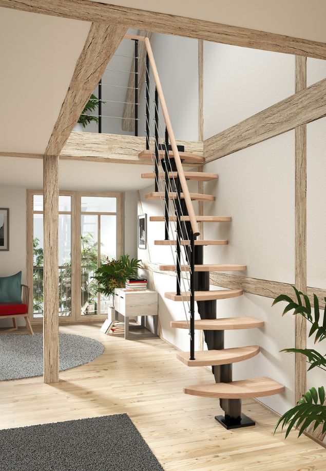 modularne stepenice berlin sa svijetlim drvenim gazištima i crnom centralnom konstrukcijom u dnevnom boravku s drvenim gredama
