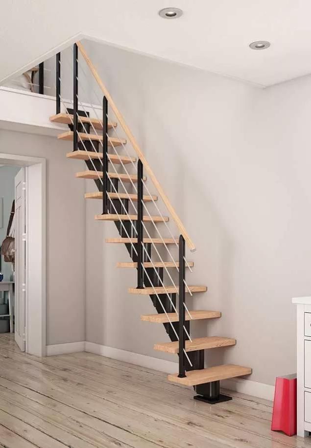 Stepenice modela Frankfurt sa drvenim stepenicama i crnim metalnim rukohvatom.