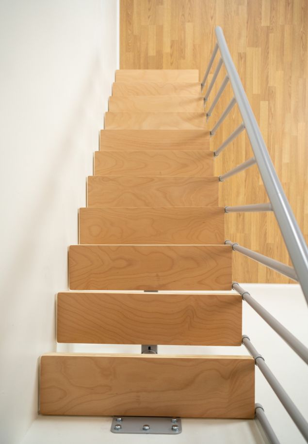 DALLAS – ravni segment stepenica iz ptičje perspektive pogled odozgo na ravne modularne stepenice DALLAS s drvenim gazištima i metalnom ogradom