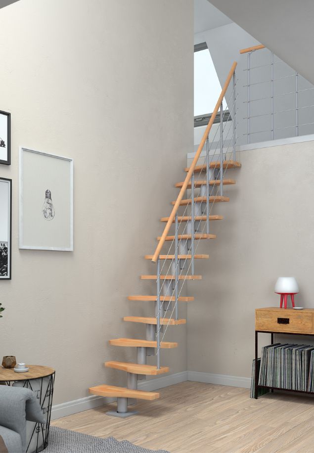 modularne stepenice BASEL u svijetlom dnevnom boravku s drvenim gazištima i metalnom ogradom