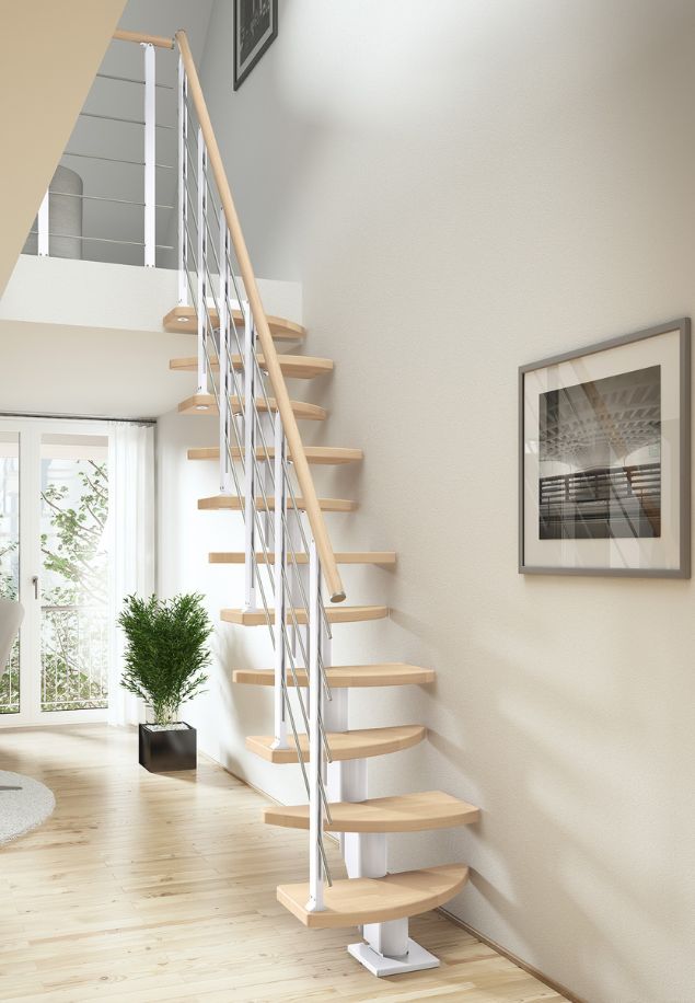 modularne stepenice BERLIN sa svijetlim drvenim gazištima i bijelom konstrukcijom uz zid u dnevnoj sobi