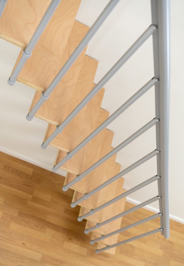 DALLAS – pogled iz drugog ugla na promjenu smjera stepenica modularne stepenice DALLAS iz kose gornje perspektive s drvenim gazištima i metalnom ogradom