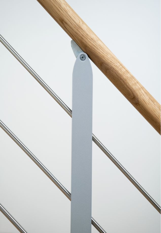 Detalj prikaza metalne potpore i drvenog rukohvata stepenica HAMBURG.