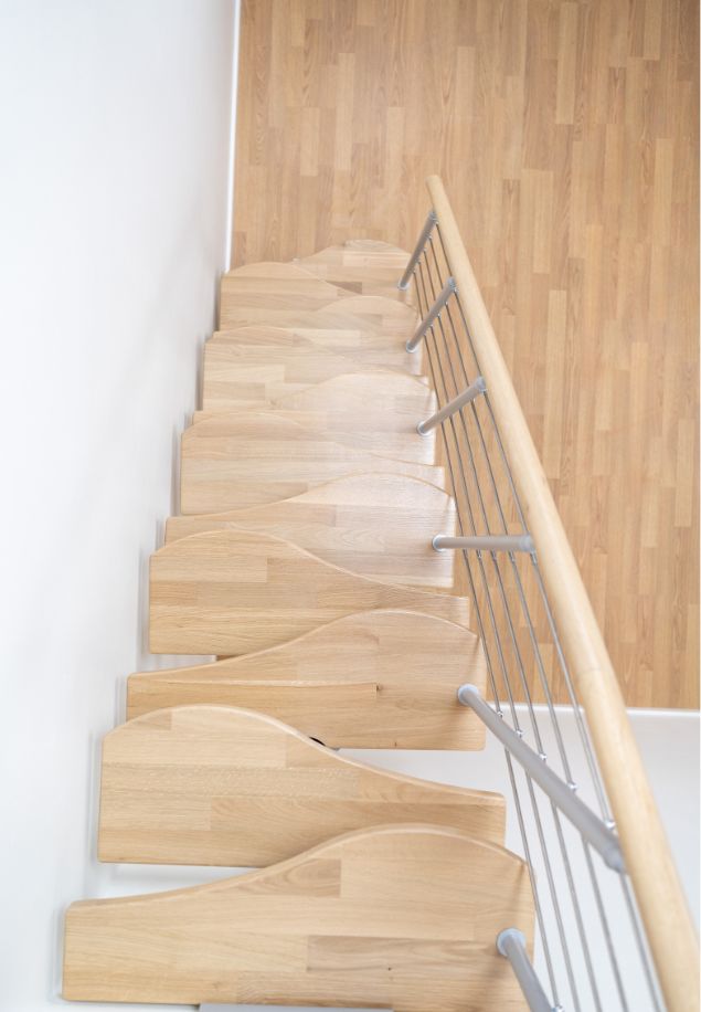 stepenice BASEL gledane odozgo s drvenim stopnicama i metalnom ogradom