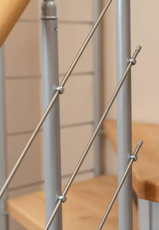 Detalj stepenica modela Frankfurt s drvenim rukohvatom i drvenim stepenicama.