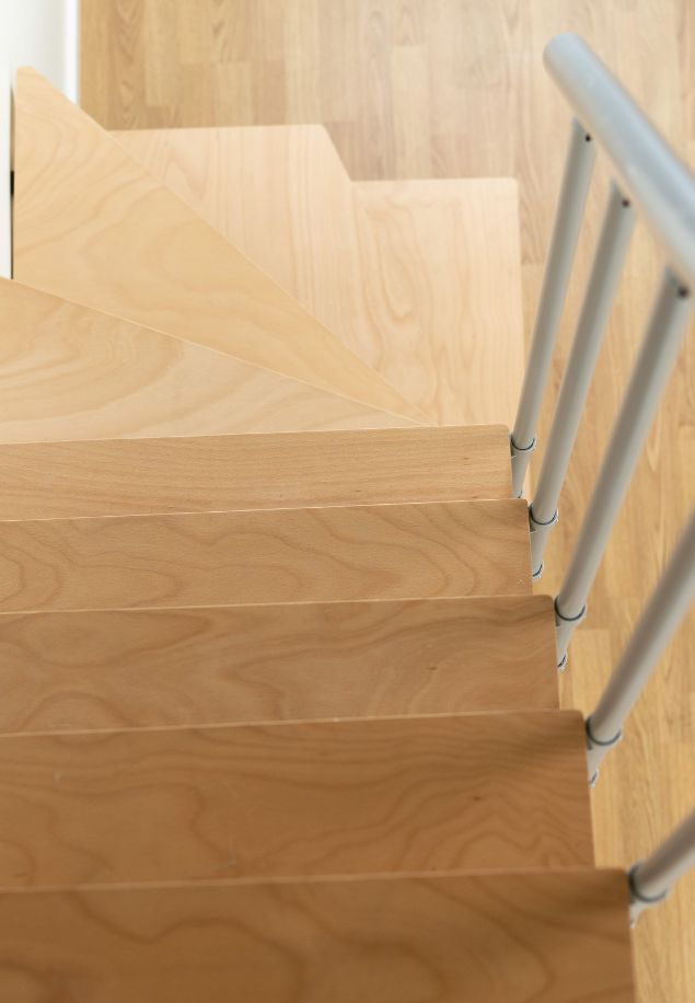 DALLAS stepenice – pogled odozgo na zakretne korake i drvenu površinu pogled odozgo na stepenice DALLAS s drvenim gazištima i zakretnim kutnim korakom