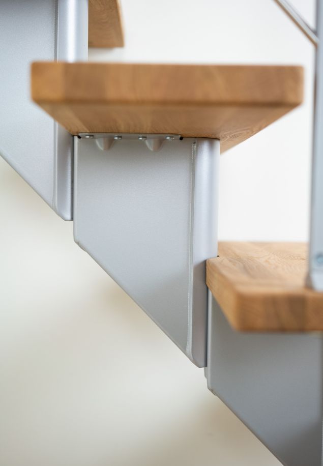 Detalj prikaza metalne konstrukcije stepenica HAMBURG s drvenim gazištima od bukve.